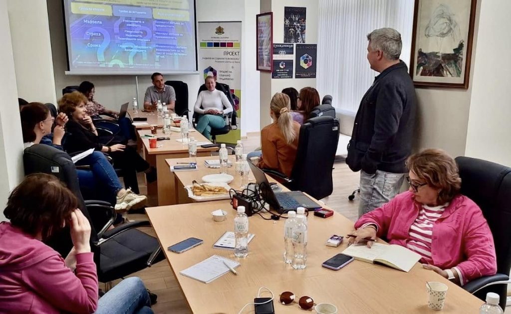 Работа по групи с "актьори"-клиенти.